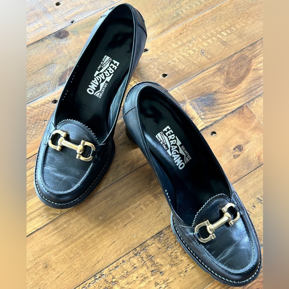 ***SOLD***
Vintage Women’s Salvatore Ferragamo Brass Horse-bit Heeled Loafers - Picture 2 of 16